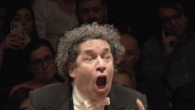 Gustavo Dudamel dirigiendo el final de la Segunda de Mahler en el Palau de la Música de València