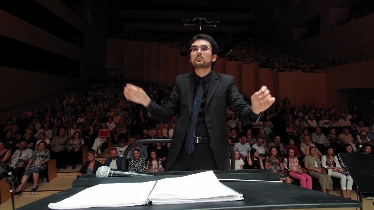 Director de la Banda Municipal de Castellón durante Carmina Burana, con el público al fondo