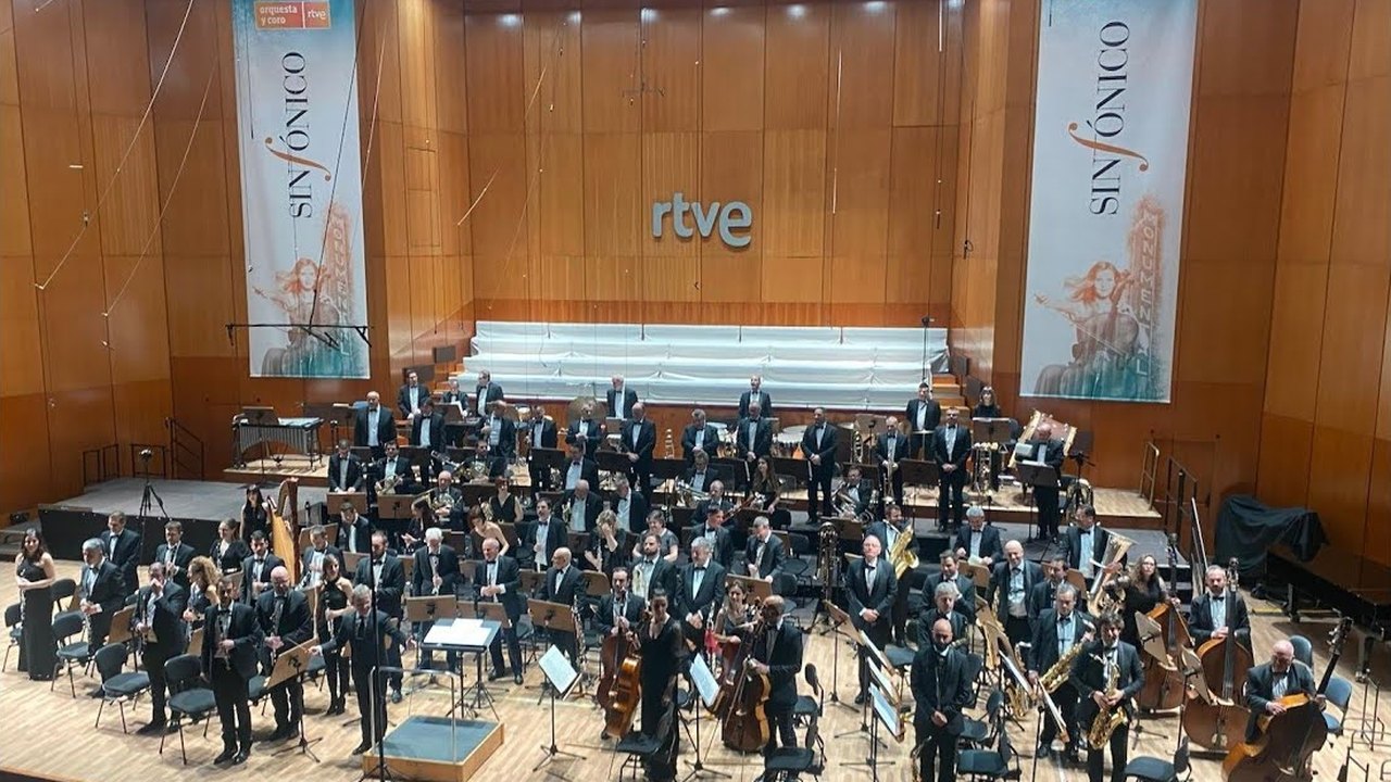 Banda Sinfónica Municipal de Madrid en el escenario del Teatro Monumental