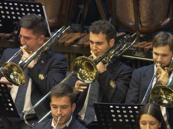 Trombones de una banda sinfónica en concierto