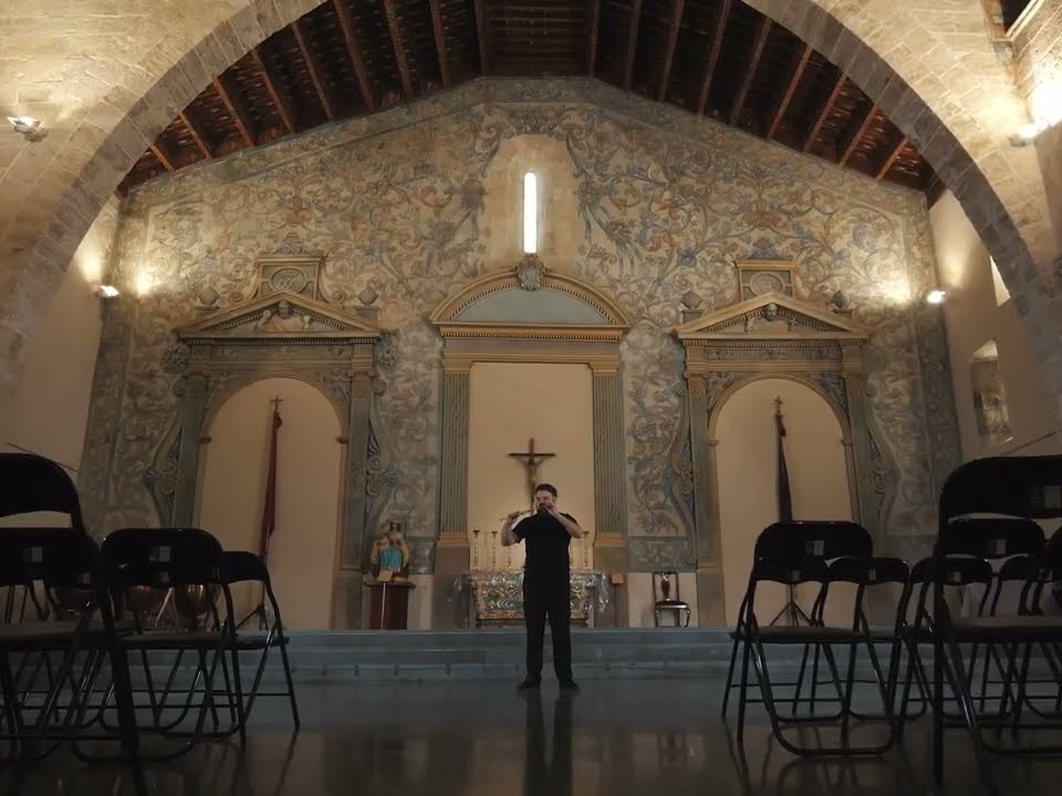 Músico tocando en una iglesia antigua