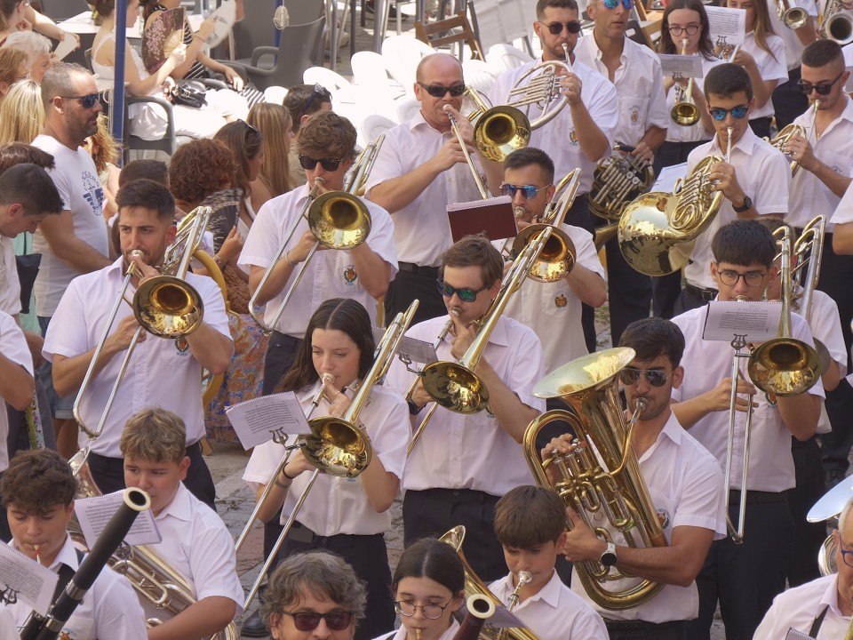 Banda de música desfilando en una fiesta