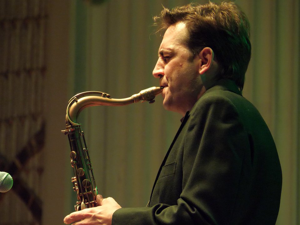 Saxofonista tocando en un concierto de jazz
