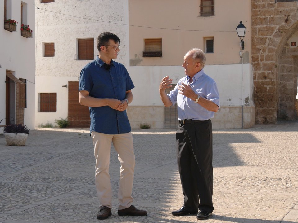 Entrevista para un documental en la plaza de un pueblo