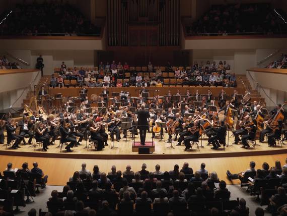 Orquesta sinfónica en un auditorio